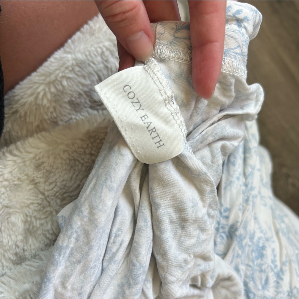 Cozy Earth White & Blue Floral Stretch Knit Long Sleeve Pajamas - Picture 6 of 7